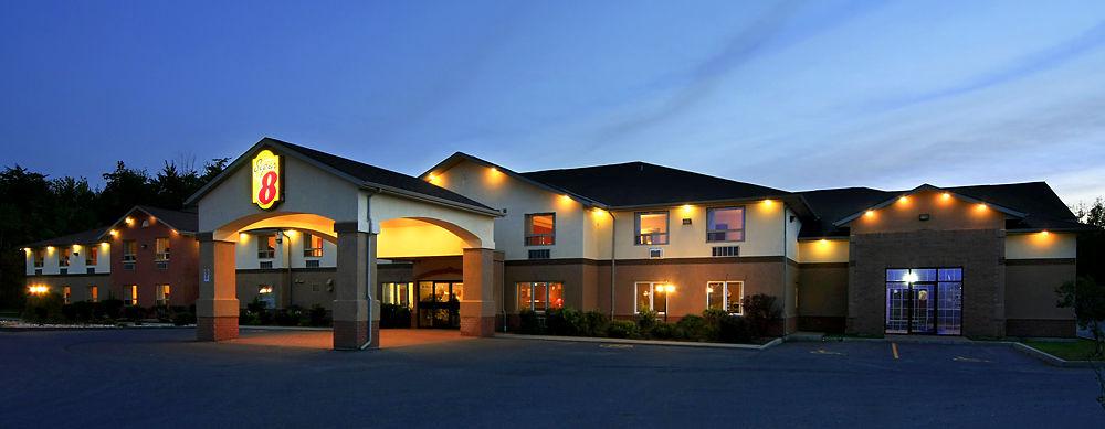 Super 8 By Wyndham Cornwall On Eksteriør bilde