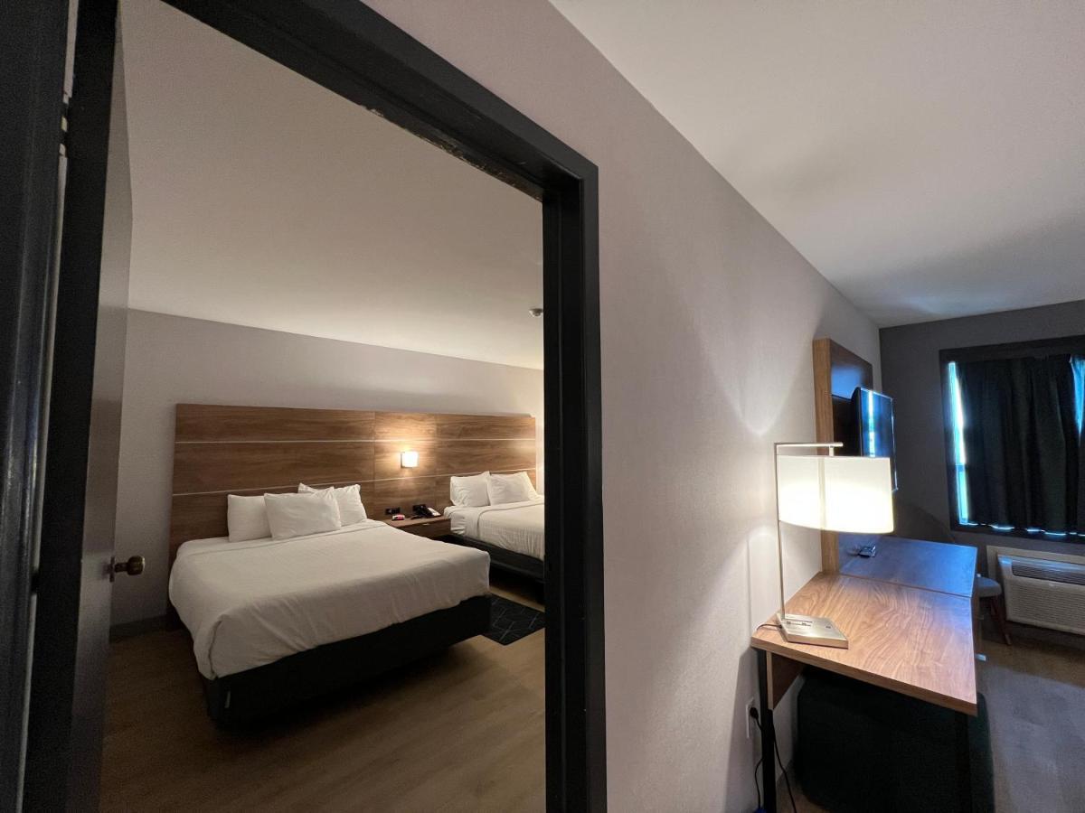 Super 8 By Wyndham Cornwall On Eksteriør bilde