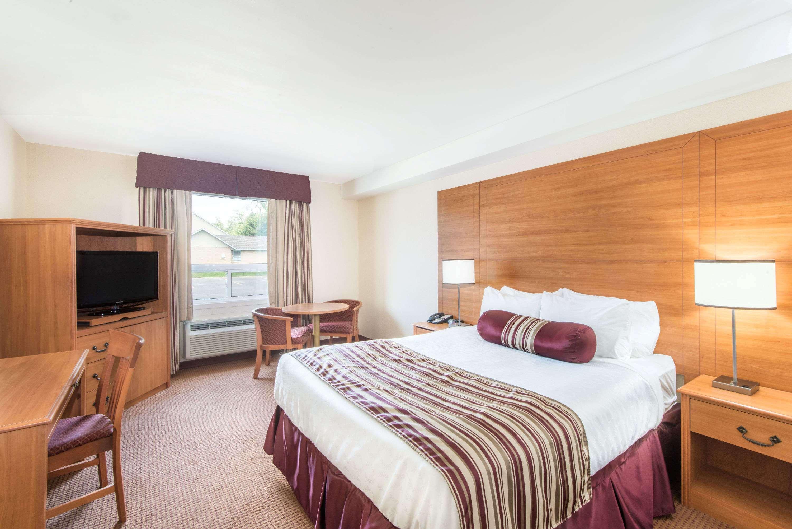 Super 8 By Wyndham Cornwall On Eksteriør bilde