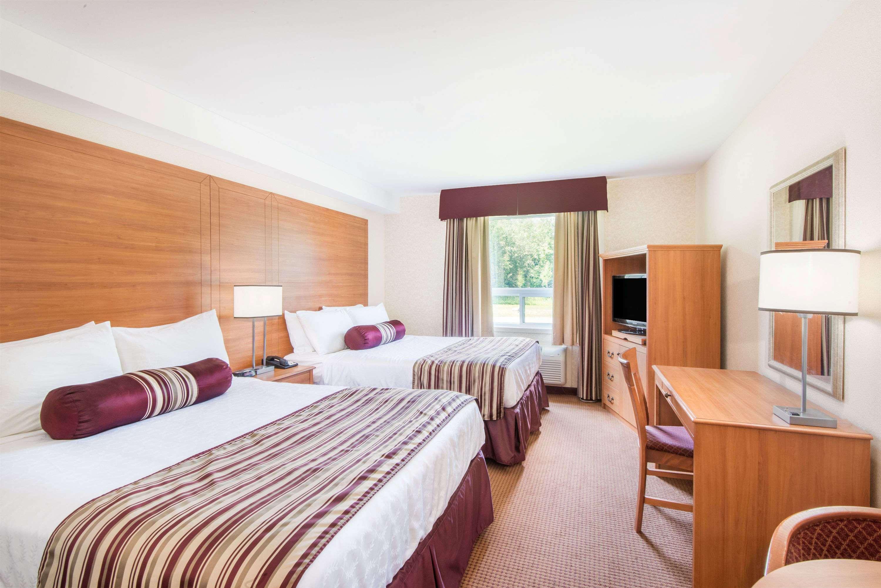 Super 8 By Wyndham Cornwall On Eksteriør bilde